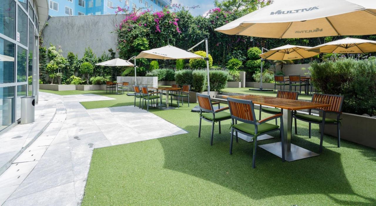 카미노 레알 산타페 호텔 멕시코 시 외부 사진 Artificial grass at a hotel