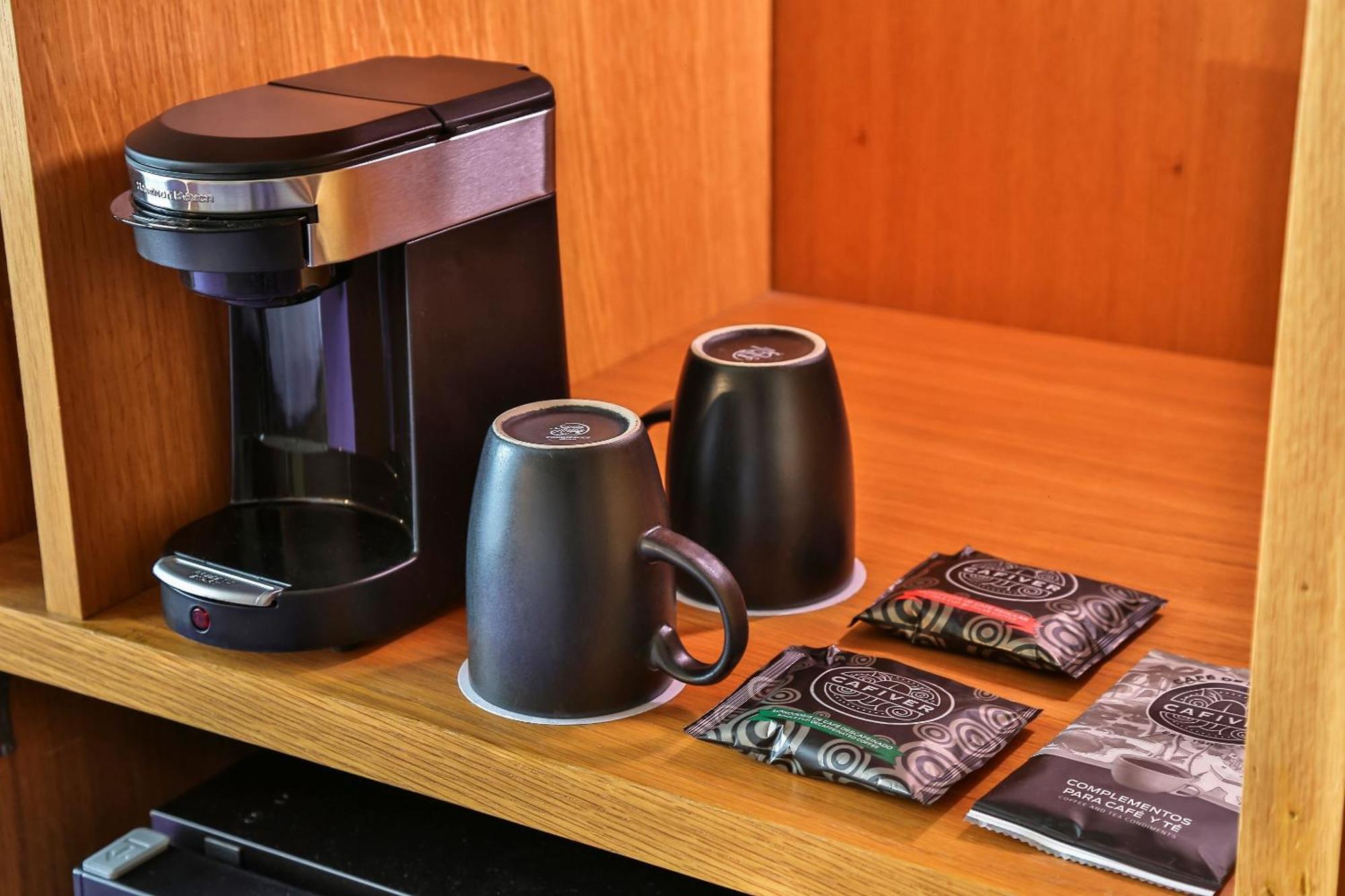 카미노 레알 산타페 호텔 멕시코 시 외부 사진 A Keurig coffee maker