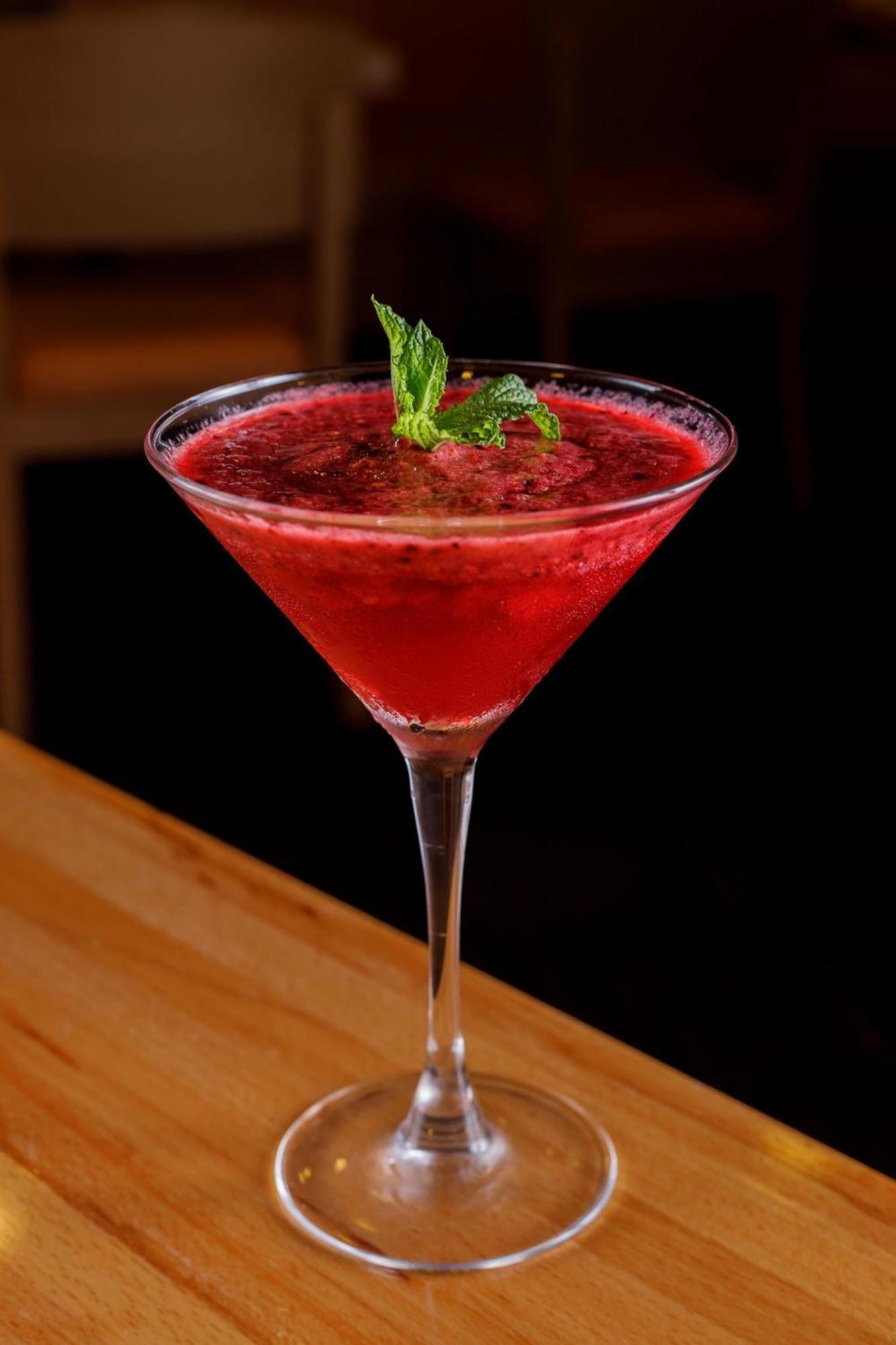 카미노 레알 산타페 호텔 멕시코 시 외부 사진 A cosmopolitan garnished with a sprig of mint